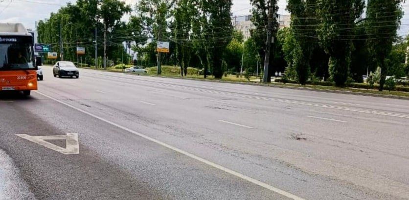 Ремонт километрового участка Московского шоссе в Нижнем Новгороде начнут с 25 июня В рамках контракта подрядчик обновит отрезок автодороги от дома №13 по Московскому шоссе возле спуска с эстакады метромоста до поворота на Сормовское шоссе. Также проектом предусмотрено обустройство технического тротуара из брусчатки, замена бордюров, нанесение термопластиковой разметки и установка 77 новых дорожных знаков. Как сообщили в городской администрации, первым этапом станет устройство технического тротуара со стороны сквера имени маршала Казакова. Работы потребуют частичного ограничения движения на данном участке. При этом в мэрии отметили, что подрядчик постарается минимизировать неудобства для водителей в период ремонта. Завершить работы планируется осенью 2025 года. Прислать новость