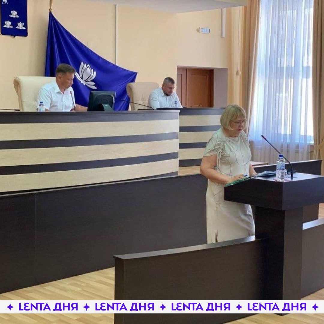 Депутат залегла на дно провалилась в дыру во время обсуждения финансов. В Новокуйбышевске заседание Думы буквально ушло под землю. Во время обсуждения городского бюджета одна из чиновников провалилась в дыру в полу. Коллеги не растерялись и подытожили, что в «дыру летят не только финансы».