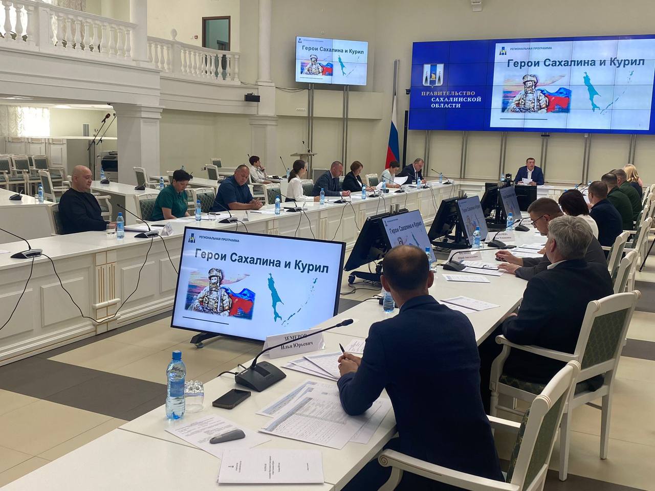 23 июня к обучению в рамках регионального проекта "Герои Сахалина и Курил" приступят 57 участников специальной военной операции. Их отобрали из почти 500 военнослужащих. Итоги отбора и готовность сахалинских учреждений к обучению обсудили на общественном совете проекта. Обучение пройдет по нескольким направлениям. Например, основы государственного и муниципального управления участники проекта изучат в Сахалинском государственном университете. Для этого им выделят 520 академических часов. Переподготовку по данному курсу пройдут те, у кого уже есть высшее образование. Еще одно направление - подготовка педагогов в федеральных университетах и учреждениях дополнительного профессионального образования. Ее пройдут ветераны и военные, имеющие среднее специальное образование. После прохождения обучения участники проекта "Герои Сахалина и Курил " получат соответствующие должности.