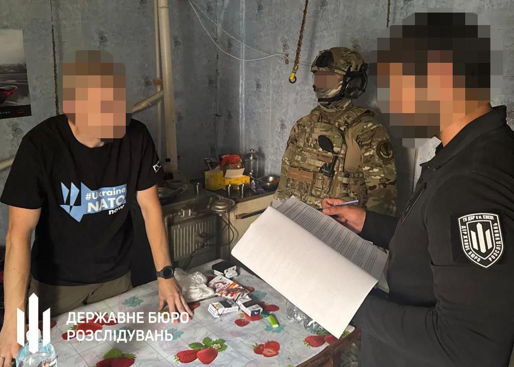 ГБР официально сообщило о подозрении руководителю «Центра противодействия коррупции» Виталию Шабунину. По данным следствия, активист уклонялся от прохождения военной службы, несмотря на официальную мобилизацию в 2022 году.  Как утверждают в ведомстве, Шабунин длительное время не появлялся в своей части, ссылаясь на «командировки» в учреждения, не имеющие отношения к сектору обороны. При этом он регулярно получал денежное обеспечение в размере свыше 50 тысяч гривен в месяц, хотя фактически не выполнял служебные обязанности.  Также следствие заявляет, что Шабунин использовал внедорожник, ввезённый как гуманитарная помощь для армии, в личных целях — в том числе для поездок по Киеву.  В рамках дела ему инкриминируется уклонение от военной службы в условиях военного положения  ч. 4 ст. 409 УК Украины  и мошенничество в крупном размере  ч. 2 ст. 190 УК Украины в редакции на момент правонарушения . Максимальное наказание по этим статьям — до 10 лет лишения свободы.  Напомним, ранее Шабунин уже фигурировал в деле о неявке на службу в составе 207-го батальона теробороны Киева, где числился, но, как утверждает следствие, фактически не служил.