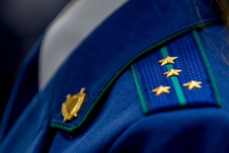 В Краснодарском крае мировой судья вынес приговор мужчине оскорбивший своего отца В отношении него были составлены два административных протокола Инцидент произошел в июле 2025 года в Белореченске Мужчина разразился нецензурной бранью в адрес своего родителя Отец обиделся и написал заявление в прокуратуру В прокуратуре возбудили два дела об административных правонарушениях по статье Оскорбление т е унижение чести и достоинства другого лица ч 1 ст 5 61 КоАП РФ Штраф составил 6000 рублей Югополис Прислать фото или видео
