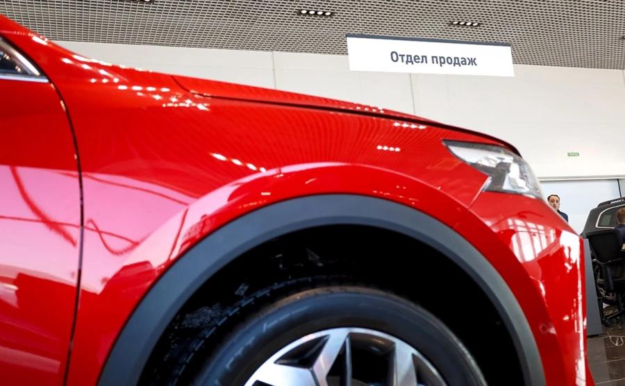 Банки спрогнозировали всплеск числа отказов в автокредитах С 1 января 2026 года российские банки лишатся возможности оценивать доходы граждан желающих оформить автокредит по собственным моделям Переход на более жесткие требования к оценке может привести к резкому росту количества отказов в новых кредитах до 40 потенциальных заемщиков выпадут из поля зрения банков предупредил Национальный совет финансового рынка НСФР в письме в Банк России есть у РБК В нем участники рынка просят продлить действие опции с модельным подходом к расчету доходов клиентов до 1 июля 2027 года В ЦБ подтвердили обращение НСФР но просьбу банков не поддерживают Банк России не планирует продлевать модельный подход для оценки дохода заемщиков при выдаче автокредитов сообщил РБК представитель регулятора