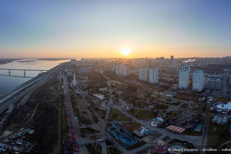 Улицы у ЦПКиО Волгограда станут пешеходными 2 марта  На время подготовки и празднования Масленицы по некоторым улицам будет не проехать на машине.  2 марта некоторые центральные улицы Волгограда будут недоступны для автомобилистов. Их сделают пешеходными из-за празднования Масленицы. Об этом сообщили в мэрии Волгограда.  Так, 2 марта с 8:00 до 18:00 станут пешеходными улицы, прилегающие к ЦПКиО. Проехать нельзя будет по участкам улиц Зайцева, Глазкова, Батальонной.  - Рекомендуем оставлять машину на парковочных площадках, прилегающих к автомобильной дороге по ул. Маршала Крылова и к зданию № 59Т по пр. им. В.И.Ленина, - уточнили в городской администрации.