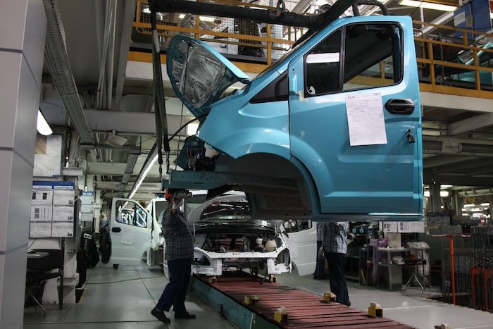 В октябре Горьковский автозавод будет работать пять дней в неделю В сентябре автозавод частично сократил накопленные запасы продукции Это стало возможно благодаря скидке 20 введенной на сентябрь Минпромторгом РФ для покупателей техники по льготному лизингу На предприятии отметили что дальнейшая загрузка производства будет зависеть от ситуации на рынке решений ЦБ по ставке и доступности финансовых инструментов для потребителей В том числе от возможности продления увеличенной скидки для потребителей по программе льготного лизинга Фото Роман Яровицын Коммерсантъ Подписывайтесь на Ъ Приволжье