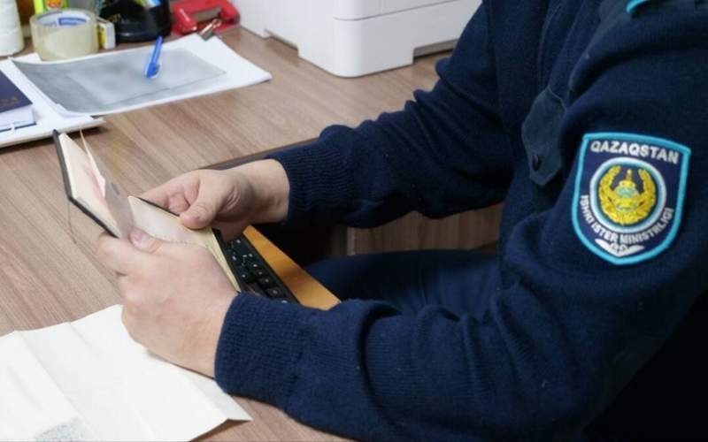 Мигранты в Казахстане будут регистрироваться по новым правилам Согласно новым правилам утвержденным министром внутренних дел мигранты из стран с соглашением о пребывании до 90 суток должны зарегистрироваться в МВД не позднее 30 дней после прибытия Для регистрации необходимы личные данные сведения о владельце жилья и адресе проживания Подтверждение предоставляется владельцем жилья через мобильное приложение Основанием для отказа служат неверные сведения нарушение сроков пребывания или отрицательное решение собственника помещения Изменение адреса требует перерегистрации в течение пяти рабочих дней Приказ вводится в действие с 1 июля 2026 года