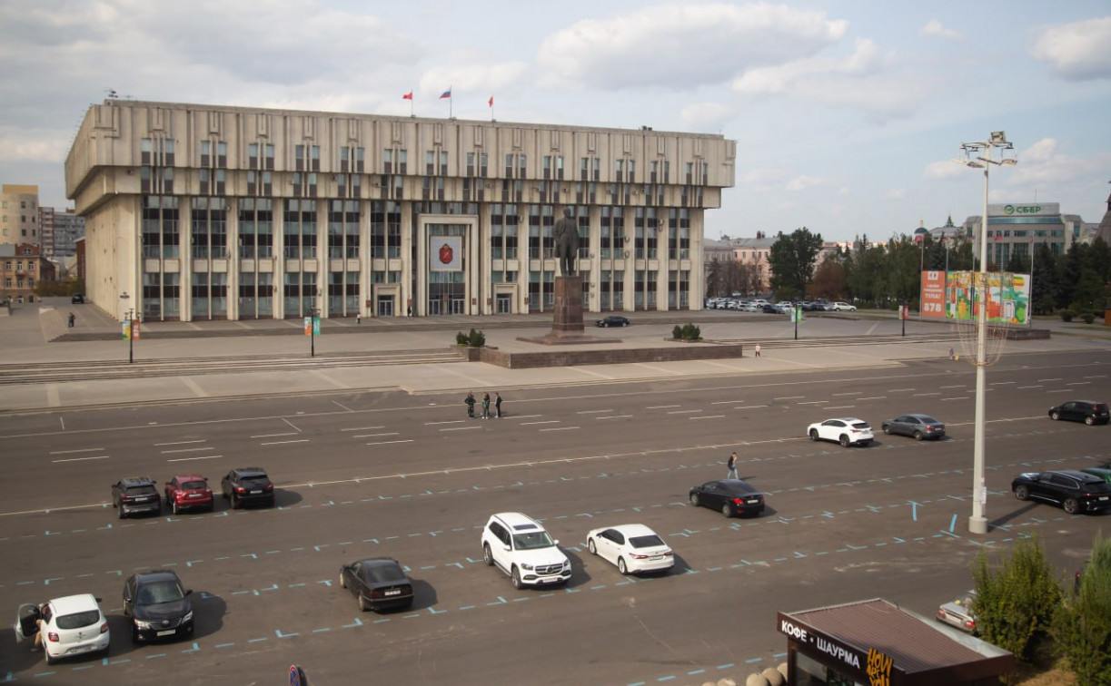 Въезд на парковку на площади Ленина со стороны Советской запретили Проезд закрыт с 13 мая из-за дорожных работ. Въезд и выезд будут осуществляться только с улицы Менделеевской. Работа парковки на площади Ленина возобновлена с 12 мая. Условия работы парковочного пространства: в будни с 8.00 до 19.00. Первые три часа – бесплатно, затем 100 рублей в час.