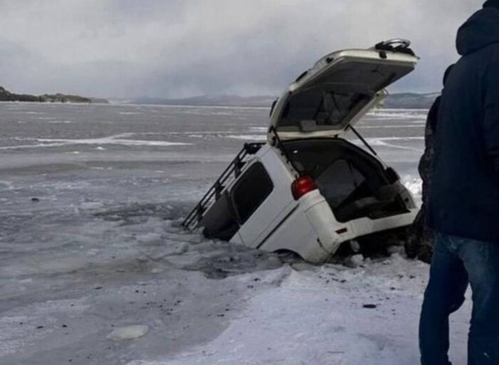 На Малом море Байкала автомобиль провалился под лёд.  В ГУ МЧС России по Иркутской области отметили, что за последние сутки происшествий на водоёмах не зафиксировано. Информация о данном инциденте к ним не поступала, и сведений о пострадавших также нет.  Выезд на лёд водоёмов вне ледовых переправ строго запрещён.    Хотите чем-то поделиться? Присылайте фото и видео нам   Лучшее опубликуем!