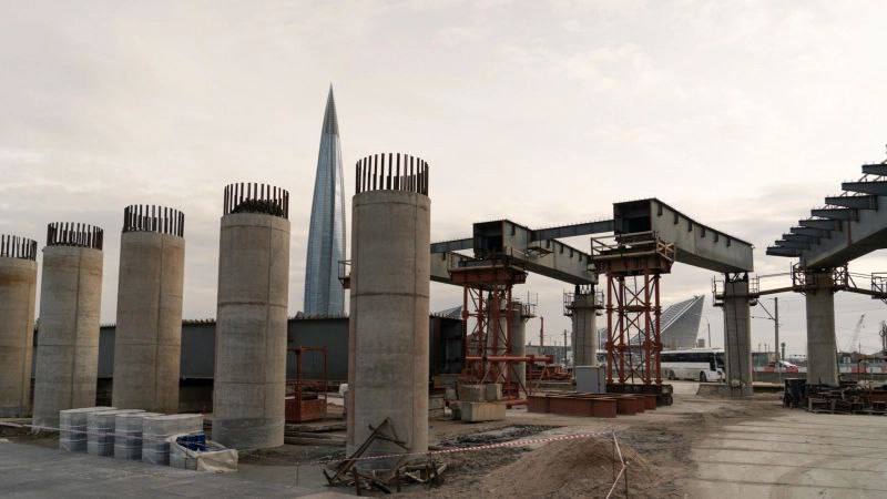 В Санкт Петербурге на строительстве развязки магистрали М 32 стартовала вторая очередь переустройства Приморского шоссе Продолжается строительство нового транспортного каркаса на севере Петербурга Началась вторая очередь переустройства Приморского шоссе на участке его пересечения с магистралью М 32 в районе Лахта центра где строится двухуровневая путепроводная развязка В рамках переустройства будет изменено положение Приморского шоссе на отрезке протяженностью 443 м Это необходимо для размещения элементов будущей транспортной развязки магистрали М 32 в том числе опор путепровода и подпорной стенки съезда Также объект позволит реализовать второй этап подземного пешеходного перехода в Лахте с устройством ещё двух выходов по обеим сторонам Приморского шоссе В ходе первой очереди переустройства были построены две новые полосы движения транспорта Строители переключили на них движение и приступили ко второй очереди работ