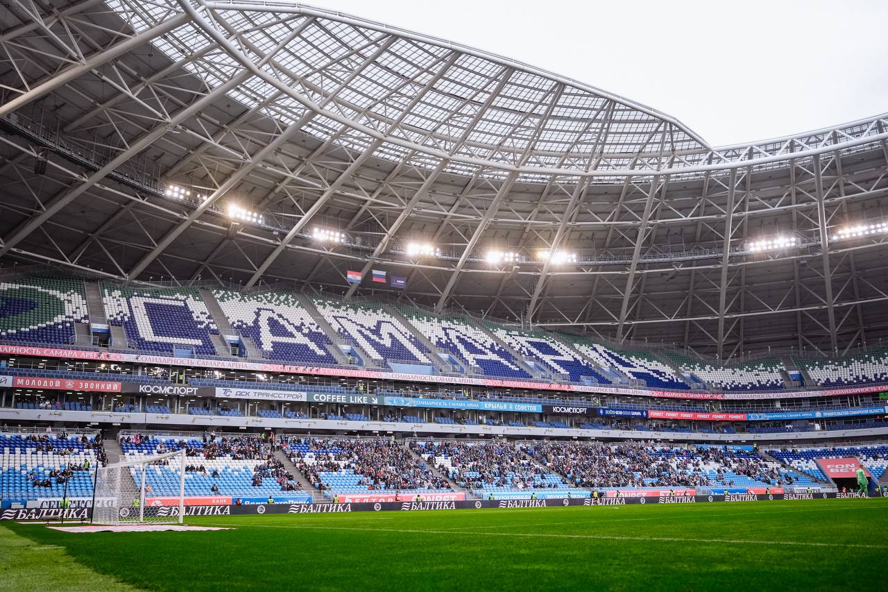 РПЛ признала поле в Самаре пригодным для матча Крылья Зенит Матч 15 го тура Российской премьер лиги РПЛ между Крыльями Советов и петербургским Зенитом состоится в Самаре как и планировалось изначально Об этом сообщается на сайте РПЛ Поверхность футбольного поля по своей плотности и устойчивости к разрыву пригодно для проведения матчей РПЛ и соответствует стандартам говорится в заявлении лиги Игра пройдет на стадионе Солидарность Самара Арена 9 ноября начало 13 00 мск Ранее поле стадиона было повреждено после мероприятий форума Россия спортивная держава В пятницу 7 ноября комиссия РПЛ провела детальную проверку газона чтобы принять решение о возможном переносе встречи Трава как живой организм восстанавливается после нагрузок Мы думаем что через два дня поле будет лучше чем сегодня сказал Матч ТВ директор по инфраструктуре и безопасности РПЛ Игорь Коновалов РПЛ Подписаться на РБК Спорт