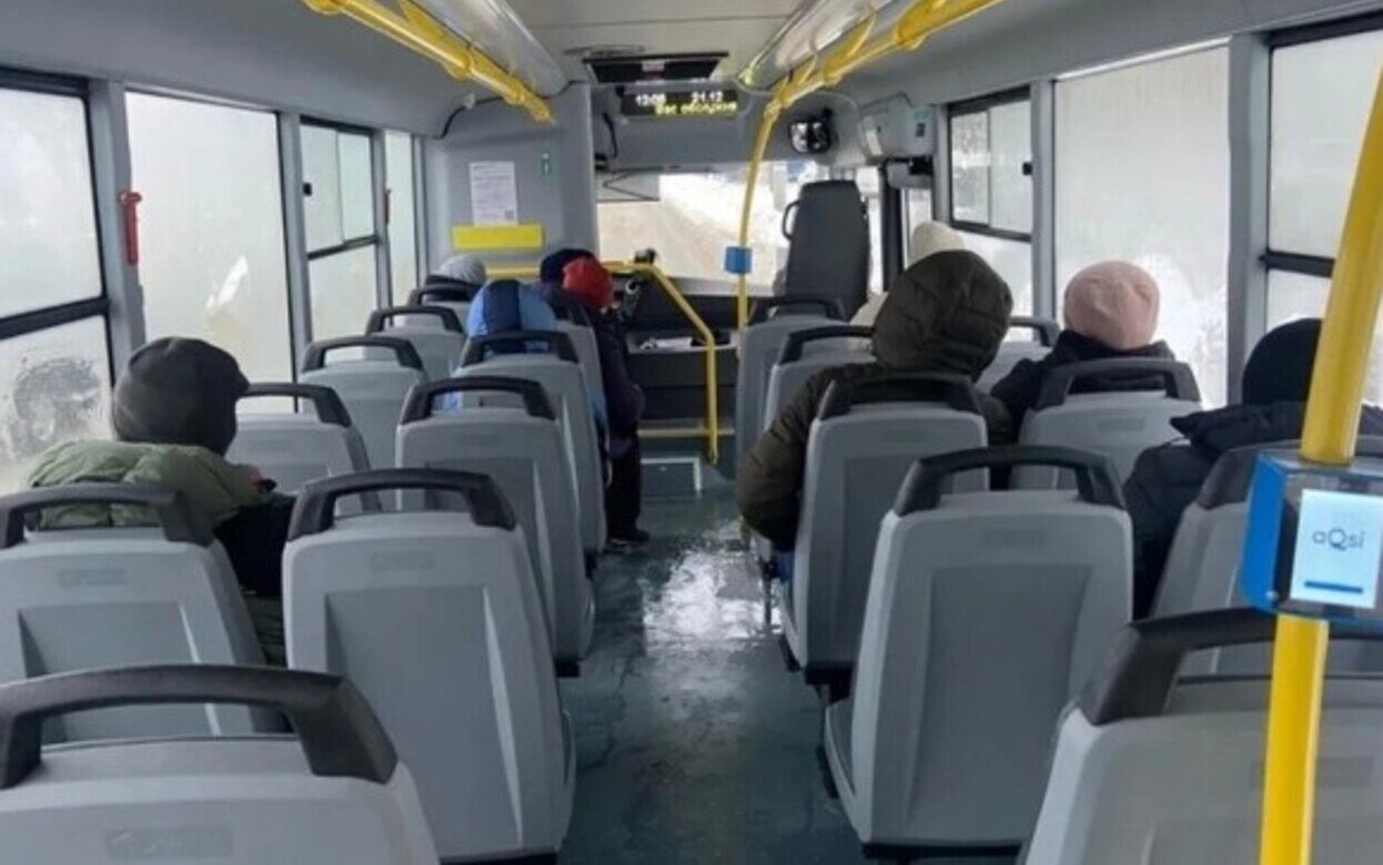 Коммунальная авария В районе улицы Короткова в Устиновском районе Ижевска произошла коммунальная авария сообщили в администрации города Поврежден участок чугунного водопровода диаметром 200 мм Сотрудники Ижводоканала оперативно приступили к устранению порыва и контролю излива воды Для предотвращения образования скользких участков на дороге к месту происшествия направлена специализированная техника В целях безопасности пассажиров и водителей временно изменена схема движения троллейбусов К настоящему моменту специалисты локализовали повреждение чугунного водопровода диаметром 200 мм произошедшее в районе улицы Короткова На месте продолжают работу аварийные бригады Ижводоканала Из за аварии временно прекращено водоснабжение в жилом доме по адресу улица Петрова 24 Для жителей организуют подвоз воды автоцистерна будет установлена во дворе дома в 20 00 Восстановительные работы на поврежденном участке сети продолжаются Движение троллейбусов по улице Петрова в настоящее время полностью восстановлено Фото Дмитрий Востриков izhkp Удмуртия Ижевск