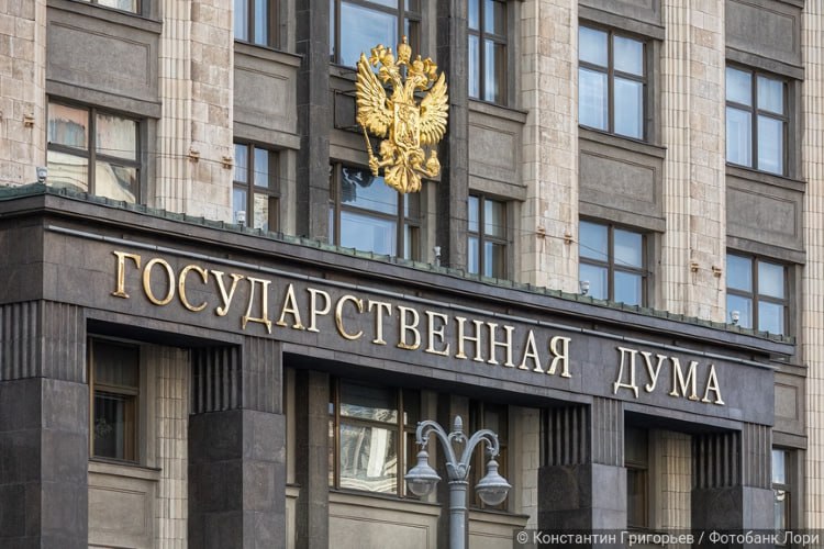 Госдума берется за процессуальных террористов за срыв заседаний и волокиту предложили наказывать рублем Госдума рассмотрит законопроект который разрешит судам общей юрисдикции взыскивать все судебные расходы со стороны злоупотребляющей процессуальными правами Сейчас в гражданском процессе нет такого инструмента хотя в арбитраже он успешно работает по ст 111 АПК РФ Это создает неравенство и поощряет недобросовестные действия Что это значит для бизнеса Игнорирование претензий клиентов станет финансово рискованным Суд сможет возложить на вас все издержки за неответ на претензию или нарушение досудебного порядка Затягивание процессов теперь будет стоить денег Срыв заседаний волокита все это может закончиться взысканием судебных расходов в полном объеме Подробности читайте на портале Логирус