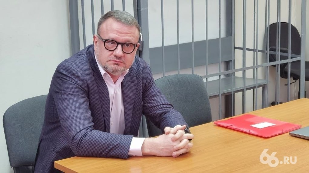# Семь лет колонии грозит экс-главе «Екатеринбург-Экспо» Игоря Данилова обвиняют в растрате и злоупотреблении полномочиями. По версии следствия, он просил своего бывшего водителя снимать деньги с корпоративного счета зачислять их на личную банковскую карту. Чтобы скрыть преступление, Данилов оформил от имени компании договор займа с самим собой. Документы передали в бухгалтерию для закрытия отчетности. Ущерб от действий экс-руководителя составил больше 13 млн рублей. Позже Данилов вернул всю сумму с процентами, но гособвинитель все равно запросил для него наказание. Новости из Екатеринбурга