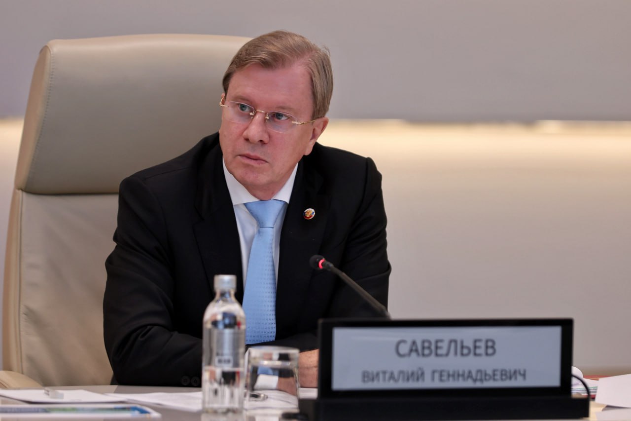 Виталий Савельев провел совещание по реализации проекта строительства высокоскоростной магистрали Москва Санкт Петербург Участники совещания обсудили статус строительства инфраструктуры и в режиме реального времени ознакомились с актуальными данными комплексной системы мониторинга проекта В строительных и подготовительных работах заняты более 11 5 тыс человек количество специальной техники превышает 4 тыс единиц Строительство ведется в соответствии с планом проведения работ Производство высокоскоростного подвижного состава для ВСМ на заводе АО Уральские локомотивы в Верхней Пышме идет в рамках графика Подписаться на Правительство России в MAX