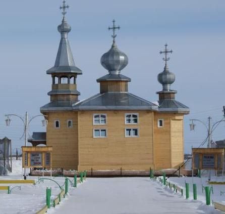 Храм в честь святых первоверховных апостолов Петра и Павла, который находится в Холмогорском округе, планируется передать в ДНР   В рамках сотрудничества УФСИН России по Архангельской области с региональным отделением «Российского военно-исторического общества» ведется обсуждение о передаче храма, который расположен на территории бывшей исправительной колонии № 12 в Донецкую Народную Республику.   Храм был построен в 2005 году силами колонии и освящен епископом Архангельским и Холмогорским Тихоном  Степановым  в честь святых первоверховных апостолов Петра и Павла.   Планируется, что он будет установлен в центре парка города Горловка в ДНР.