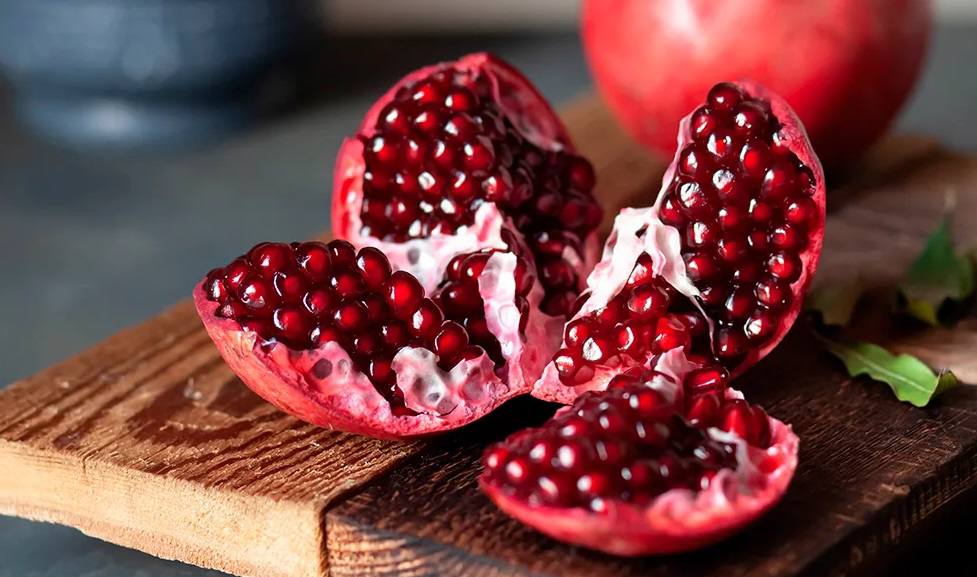 Добавка из гранатов и орехов омолаживает иммунные клетки за 28 дней Гранаты и орехи могут замедлять старение иммунной системы так как 28 дневный приём такой смеси повышает количество наивных CD8 Т клеток и снижает клеточное истощение Исследование показало что эта диета улучшает метаболизм иммунных клеток позволяя им более эффективно использовать жирные кислоты в качестве источника энергии что способствует поддержанию более молодого состояния иммунной системы bisrub