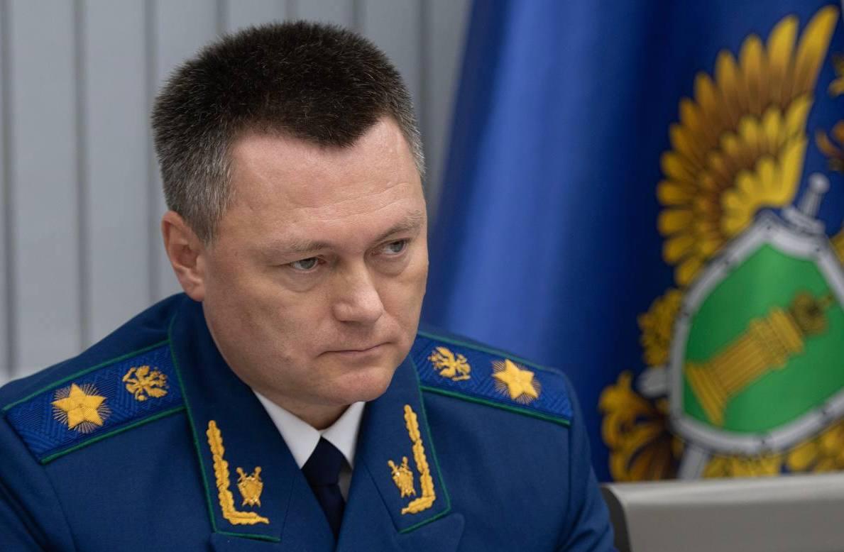 Генеральный прокурор России Игорь Краснов, на личном приеме граждан в Чите, раскритиковал ситуацию с предоставлением многодетным семьям в Забайкалье земельных участков без необходимых коммуникаций, назвав её «мракобесием». Он подчеркнул, что земля для многодетных семей — это не привилегия, а важный шаг для укрепления и сохранения семьи. В Забайкалье более 4 тысяч многодетных семей ожидают выделения участков для строительства. Краснов добавил, что будет проведена комплексная оценка темпов создания необходимой инфраструктуры. Он подчеркнул, что давать землю без подключения к коммуникациям — это полное издевательство над людьми. Чита•Сегодня Предложить свою новость —