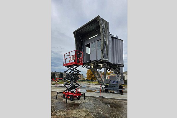 Первый отечественный телетрап планируют поставить в аэропорт до конца лета Первый российский рукав для самолетов планируется впервые поставить в аэропорт на опытную эксплуатацию до конца лета Об этом сообщает ТАСС со ссылкой на данные холдинга Высокоточные комплексы входит в Ростех Мы завершаем доводку опытного образца по требованиям аэропорта Срок подготовки не более чем полгода и после этого мы будем готовы осуществить первую поставку в аэропорт отметили там Как уточнили в холдинге это станет этапом опытной эксплуатации с отработкой взаимодействия трапа с воздушными судами различных типов aviaru net n292287