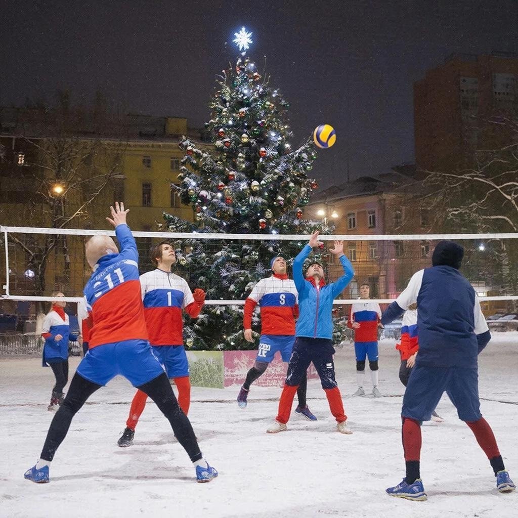 Урюпинск зовет новогодний спортивный марафон 8 января в 10 00 ФОК Дельфин ждет зрителей и участников состязаний по стритболу Сразятся мужчины юноши и девушки 9 января в 10 00 на той же площадке сойдутся смешанные волейбольные команды а 10 января в 11 00 встретятся мужские сборные по мини футболу Запись и справки по телефону 8 937 722 03 19