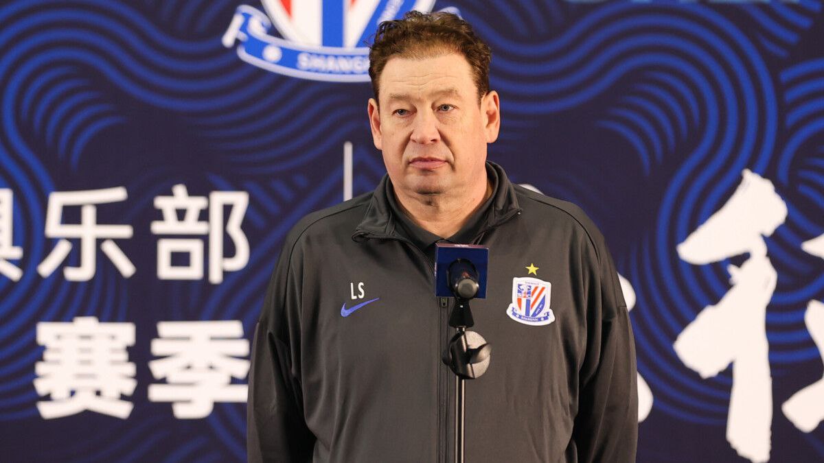 В китайском футболе случилось то чему давно пора произойти в российском Стало известно что Шанхай который тренерует Леонид Слуцкий лишили 10 очков на старте сезона сразу 9 китайских клубов включая Шеньхуа получили штраф и снятие очков за коррупцию в последние 10 лет В результате масштабного расследования руководство ведущих клубов страны обвинили в нарушении принципов спортивного поведения утрату спортивного духа и участие в нечестных сделках ради личной выгоды 75 человек пожизненно отстранили от футбола Только 7 команд начнет новый сезон с чистого листа новички и те кого создали на базе банкротов Клуб Слуцкого лишили 10 очков а действующие чемпионы Шанхай Порт начнут год с форой в 5 Шеньхуа еще и схлопотал штраф в 1 млн юаней