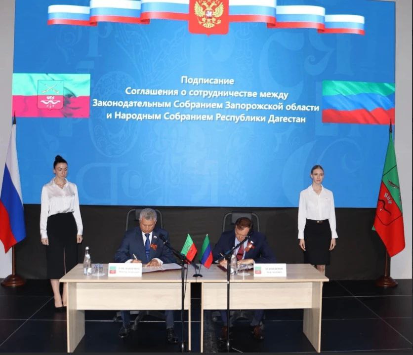 22 января состоится первое совместное заседание рабочих групп Народного Собрания РД и Законодательного Собрания Запорожской области по реализации Соглашения о сотрудничестве между Народным Собранием и Заксобранием Запорожской области Мероприятие пройдет в формате ВКС В заседании примет участие Председатель НС РД Заур Аскендеров Также в работе заседания примут участие председатели комитетов НС РД Фирудин Раджабов и Абдулла Магомедов Парламент Запорожья будет представлен Председателем Заксобрания Запорожской области Виктором Емельяненко его заместителем Михаилом Поповым и зампредседателя Комитета по обороне взаимодействию с правоохранительными органами и чрезвычайным ситуациям Сергеем Юрченко Напомним в июне 2025 года в рамках состоявшегося визита делегации дагестанских парламентариев в Запорожскую область прошло подписание Соглашения о сотрудничестве между Народным Собранием РД и Заксобранием Запорожской области В целях скорейшей интеграции Заксобрания Запорожской области в российскую правовую систему спикер дагестанского парламента предложил тогда запорожским коллегам новый формат взаимодействия своего рода шефскую помощь заключающуюся в оказании Народным Собранием Дагестана содействия не только в сфере законотворчества но и в организационных вопросах а также иных сферах деятельности законодательного органа Подобная практика в нашей стране отрабатывается впервые Зауром Аскендеровым было предложено создать совместную рабочую группу которая будет в практической плоскости реализовывать вопросы стоящие перед Законодательным собранием Запорожья Виктор Емельяненко со своей стороны поддержал предложенную инициативу В ходе планируемого 22 января заседания предполагается обсудить опыт Народного Собрания Республики Дагестан в сфере межпарламентского сотрудничества и законодательного обеспечения развития институтов гражданского общества работу проводимую Комитетом НС РД по делам ветеранов и участников специальной военной операции по расширению мер социальной поддержки участников специальной военной операции и членов их семей и ряд иных вопросов