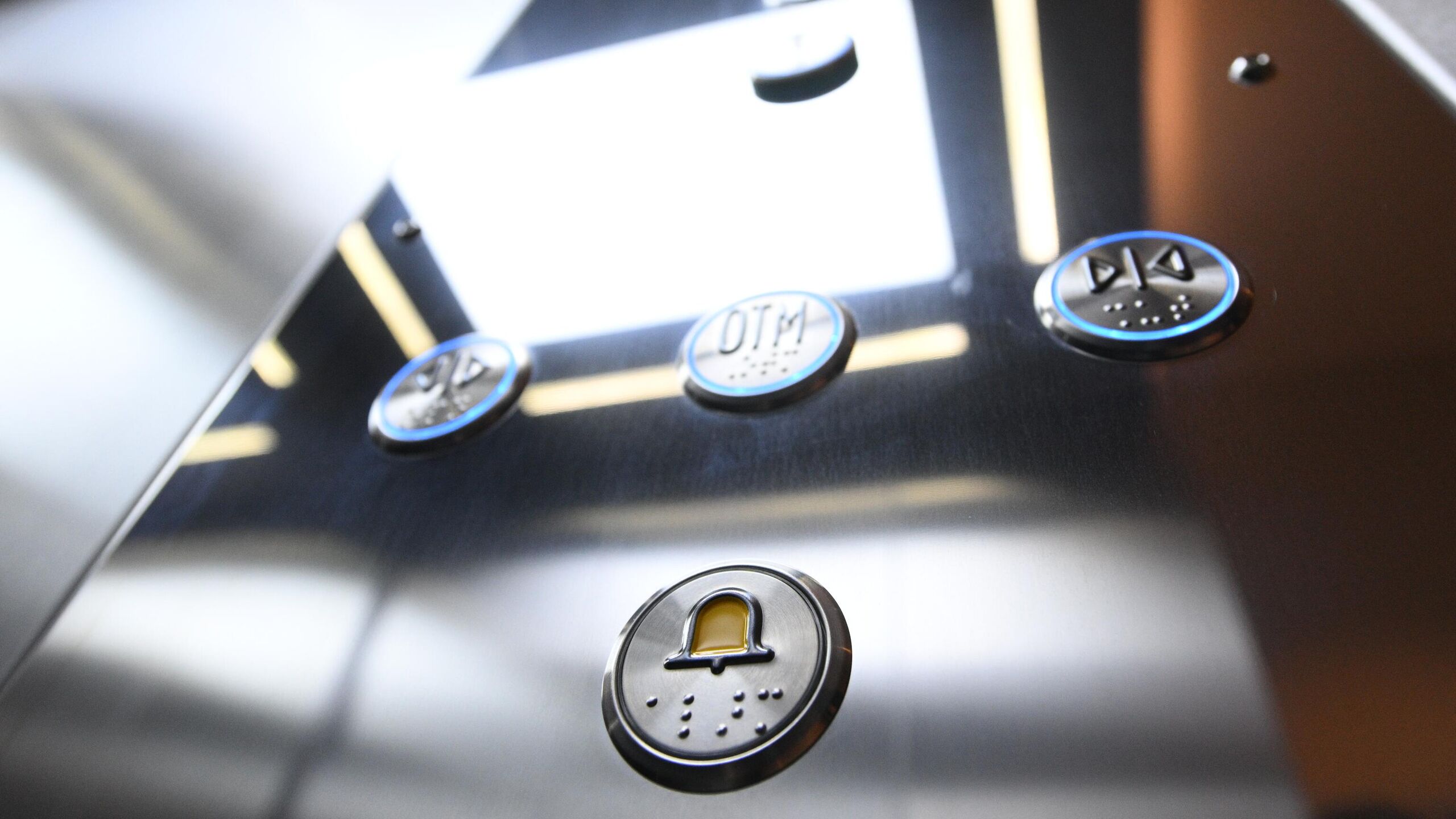 Мужчина пострадал из за технического сбоя лифта в подмосковном Жуковском пострадавшему и его семье будет оказана вся необходимая помощь сообщили в администрации городского округа Жуковский По информации единой дежурной диспетчерской службы сегодня 8 февраля по адресу город Жуковский улица Амет хан Султана дом 15 в 17 этажном многоквартирном доме произошел технический сбой в работе лифтового оборудования В результате лифт проехал 17 этажей вверх и не остановился Сработала цепь безопасности лифт не упал но в результате резкой остановки произошёл удар внутри кабины в которой находился мужчина 1985 года рождения говорится в группе администрации ВКонтакте Согласно сообщению пострадавший доставлен в Жуковскую областную клиническую больницу Пострадавшему и его семье будет оказана вся необходимая помощь и поддержка отметил глава Жуковского Андроник Пак слова которого приводятся в сообщении