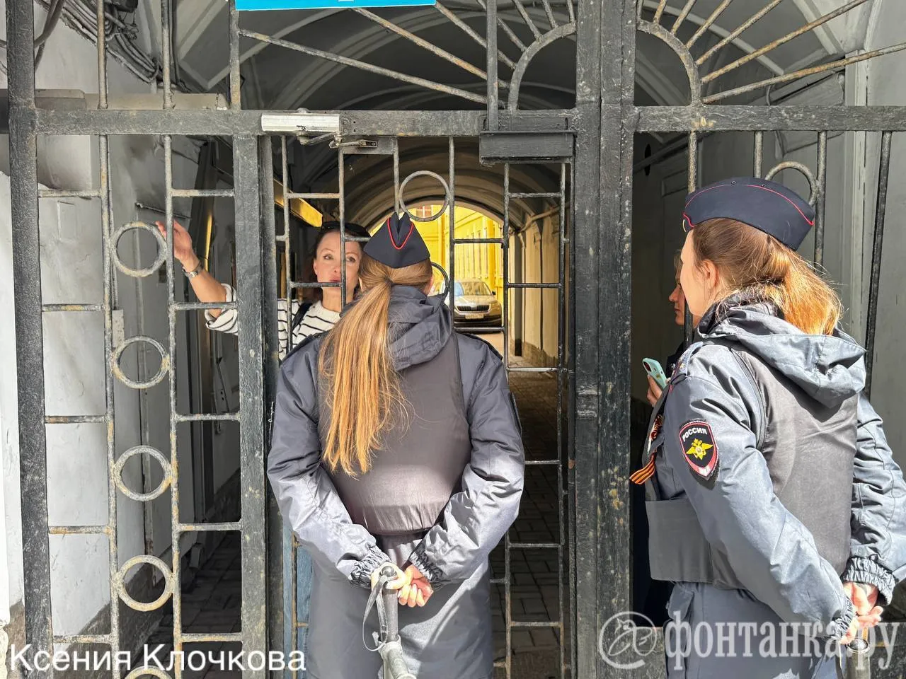 Петербуржцев заперли в домах из за прохождения колонны Бессмертного полка Как пишет Фонтанка жители домов на Невском проспекте временно не могут выйти из своих дворов до окончания шествия bankser