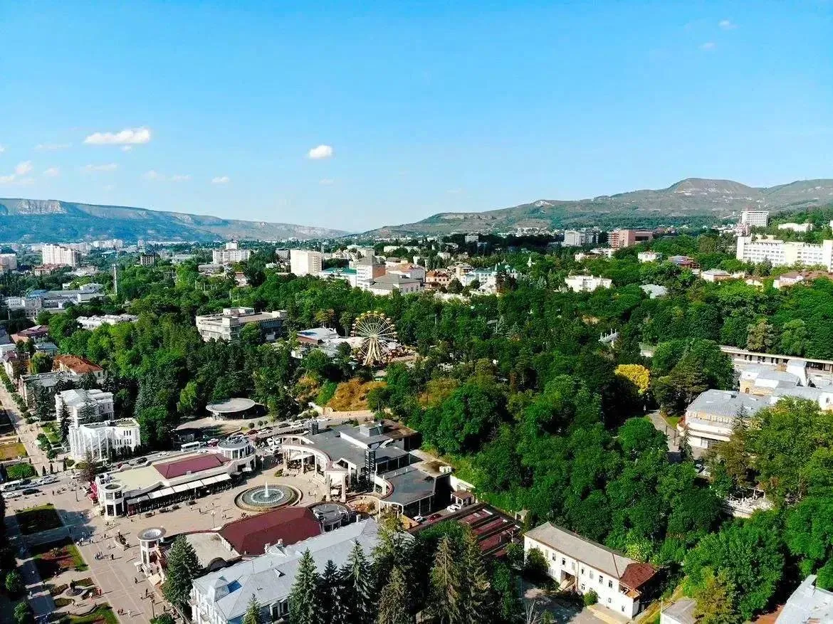 Важный итог прошлого года для экономики Кисловодска инвестиции в Кисловодск в 2025 году превысили рекордные за всю историю 37 миллиардов рублей За прошлый год реализовано 20 инвестиционных проектов в результате которых создано 518 койкомест для размещения гостей курорта и 345 рабочих мест Это серьёзный и важный инвестиционный результат Ведь реализованные проекты работают на развитие курорта создаются новые рабочие места растёт нагрузка на сферу услуг малый бизнес и городскую экономику в целом Но главное это рост заработных плат в городской экономике в связи с ростом запроса на новый квалифицированный персонал Для нас важно чтобы развитие Кисловодска было полезно в первую очередь самим кисловодчанам жителям нашего солнечного города Инвестиции должны давать людям работу поддерживать предпринимателей повышать зарплату улучшать городскую инфраструктуру и повышать благосостояние жителей города Работу продолжаем