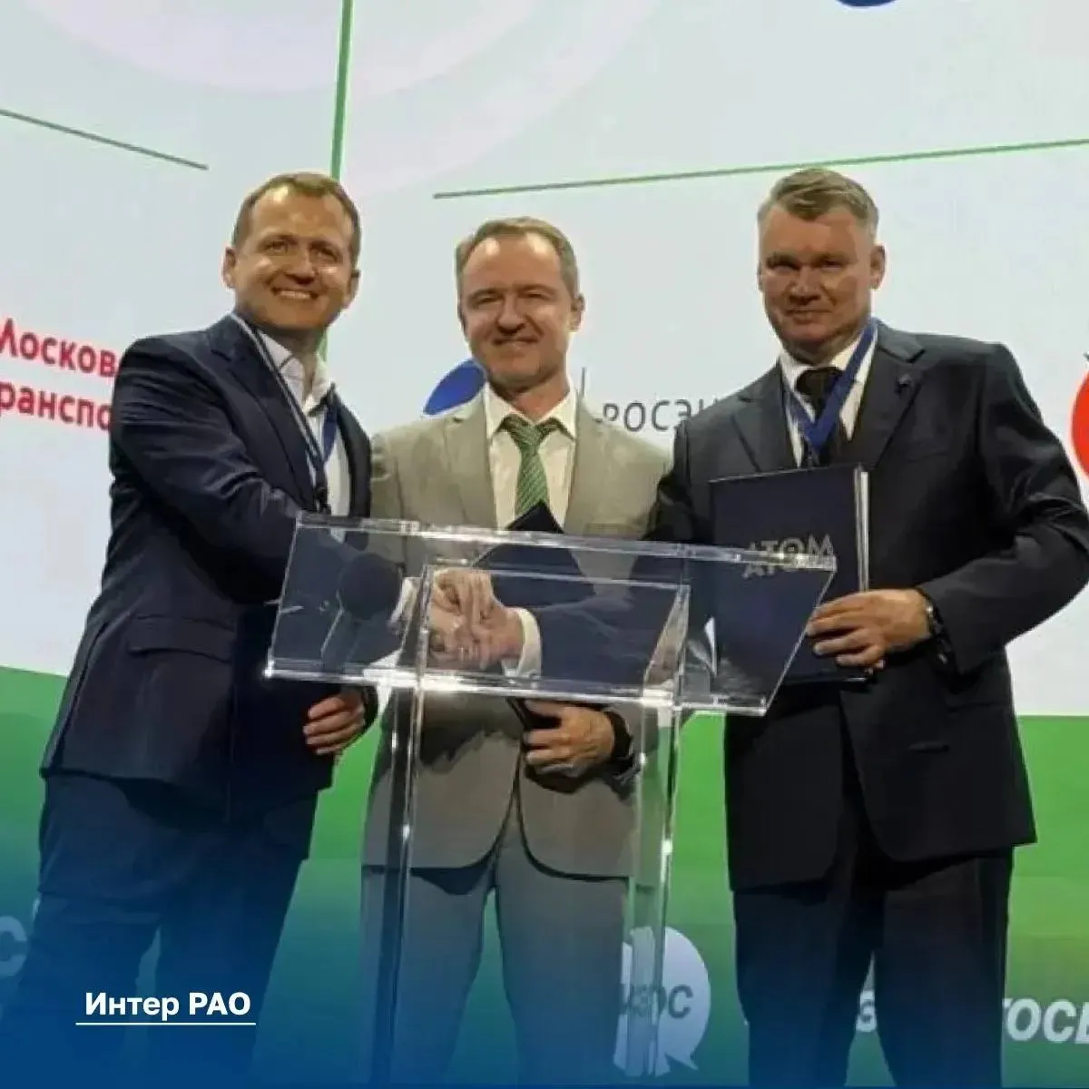Мосэнергосбыт провел крупнейшую сделку по озеленению общественного транспорта АО Мосэнергосбыт АО Концерн Росэнергоатом и ГУП Мосгортранс договорились о рекордном объеме низкоуглеродной энергии для электробусов Москвы Компании подписали трехстороннее соглашение которое стало крупнейшей сделкой на рынке зеленых сертификатов атрибутов генерации для общественного транспорта города Москвы   Мосэнергосбыт организовал для Мосгортранса погашение атрибутов низкоуглеродной энергии приобретенных у Концерна Росэнергоатом 230 млн кВт ч общий объем компенсированного подтвержденного потребления чистой атомной энергии что эквивалентно годовому энергопотреблению всего парка электробусов столицы за 2025 год Этот объем является рекордным для городской транспортной инфраструктуры на отечественном рынке зеленых сертификатов Вся система зарядки столичных электробусов переходит на энергопотребление с минимальным углеродным следом Заключение данного соглашения задает новое направление для применения зеленых сертификатов а также подтверждает приверженность участников принципам устойчивого развития и всестороннему содействию перехода на низкоуглеродную и возобновляемую энергию   Документ подписан на конференции День Чистой энергии Росатом Подписывайтесь на Интер РАО Интер РАО в МАХ