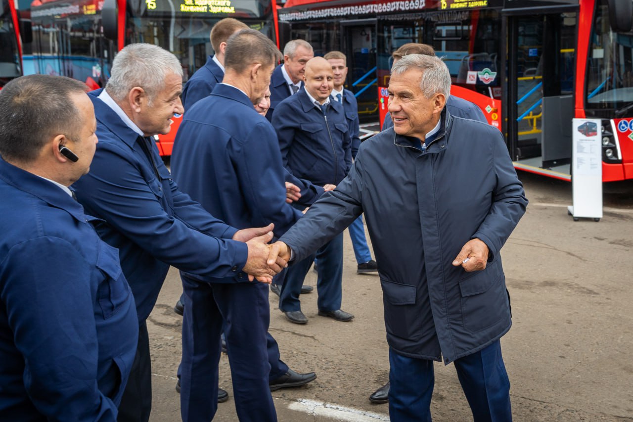 Рустам Минниханов осмотрел новые автобусы, полученные Казанью  Раис Татарстана Рустам Минниханов и мэр Казани Ильсур Метшин приняли участие в церемонии передачи новых автобусов на территории казанского МУП «ПАТП-2». Парк пополнился 65 машинами в газомоторном исполнении.  Руководитель республики лично оценил автобусы изнутри и снаружи: осмотрел место водителя, пассажирскую часть, салон.  По словам председателя Комитета по транспорту исполкома Казани Алексея Сидорова, это вторая партия автобусов, переданная городу.  «Первую мы получили в сентябре в количестве 20 штук. Сейчас мы получили еще 65 автобусов», – рассказал он журналистам.  Также Рустам Минниханов пообщался с водителями автобусов, задал им вопросы об условиях работы и сделал совместное памятное фото на фоне новых машин.  «Если сравнивать с автобусами 2020 года, то тут добавили два газовых баллона, благодаря которым газа хватает на целый день без дозаправок. Ну и кондиционер как водителю, так и пассажирам», – рассказал о преимуществах новинок один из водителей Наиль Валиуллин.  Он добавил, что в новых автобусах также установили камеры наблюдения, благодаря которым видно, что происходит снаружи и внутри.  «Управление мягчайшее, кочки совсем не чувствуешь», – оценил водитель.     Фотографии Владимира Васильева, «Татар-информ»