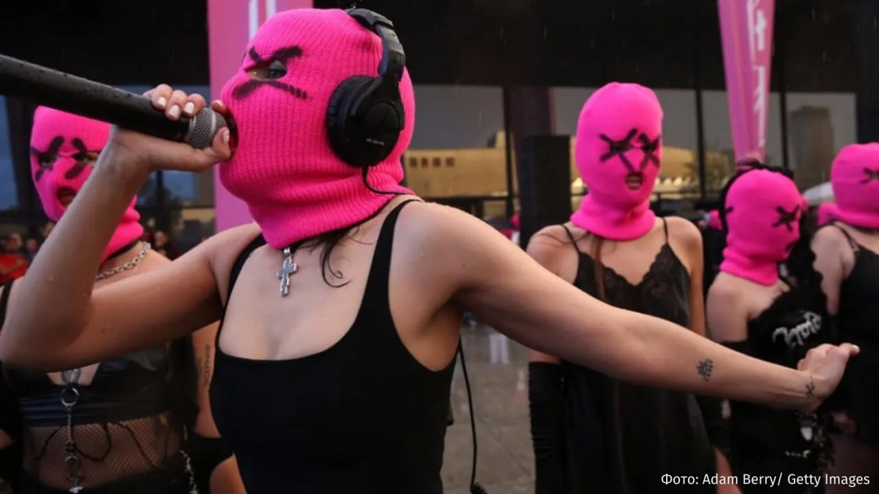 Панк группа Pussy Riot внесена в перечень террористов и экстремистов следует из данных Росфинмониторинга Скандальная панк группа основана в 2011 году и известна своими провокационными акциями Признана в РФ экстремистской организацией РЕН ТВ ждет вас в MAX
