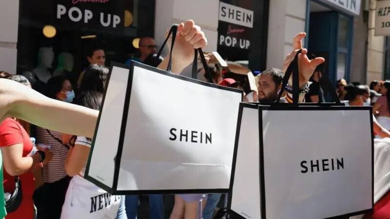 Онлайн ритейлер одежды Shein откроет свои первые физические магазины в шести городах Франции Страну выбрали из за статуса влиятельного мирового модного рынка Компания откроет магазины в партнёрстве с оператором торговой недвижимости Societe des Grands Magasins который управляет универмагами Galeries Lafayette и BHV Marais vc ru offline 2250630