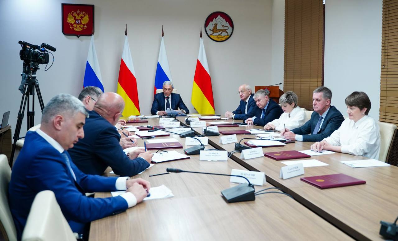 Борис Джанаев провел совещание с кабинетом министров Строительство и реконструкцию ряда объектов в рамках национальных проектов и государственных программ, вопросы образования, здравоохранения, культуры, спорта, жилищно-коммунального комплекса, модернизации дорожного комплекса обсудили на совещании с участием членов кабинета министров, которое провел премьер-министр. Говоря о создании новых объектов инфраструктуры благодаря участию Северной Осетии в нацпроектах и госпрограммах, Борис Джанаев обратил внимание на своевременное завершение всех работ и сдачу в эксплуатацию. Подробнее читайте на нашем сайте. #alaniagov #севернаяосетия #алания #правительстворсоа