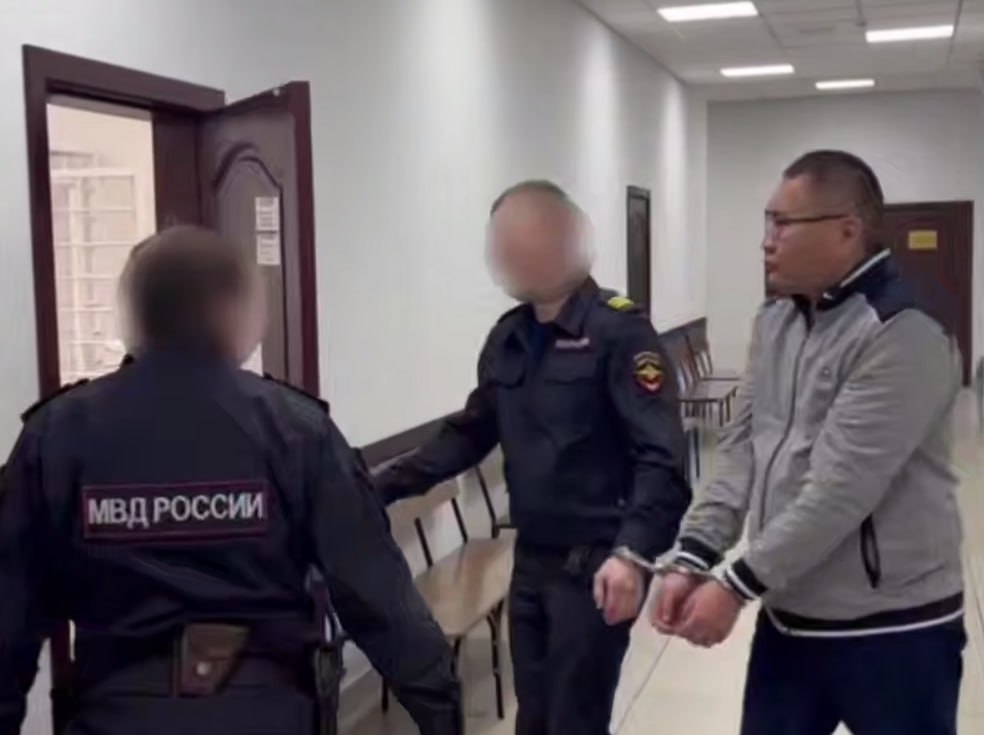 Бывшего министра сельского хозяйства и продовольствия Бурятии Галсана Дареева, обвиняемого в превышении должностных полномочий, вновь не выпустили из СИЗО. Ему продлили срок содержания под стражей. Суд счёл обоснованными доводы следователя о том, что экс-глава ведомства может скрыться от органов следствия и суда, угрожать участникам уголовного судопроизводства, в том числе – бывшим подчинённым, уничтожить не обнаруженные доказательства Подробнее здесь