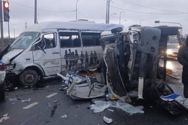 Появилось видео массовой аварии с участием полиции на въезде в Петербург. Пострадали оба сотрудника  В соцсетях  опубликовано видео массовой аварии на Московском шоссе в Шушарах. Как следует из видеозаписи, фургон, двигавшийся в сторону Ленобласти, пошел на разворот и столкнулся с легковыми авто, в том числе со служебной машиной полиции.Как сообщает "Фонтанка.ру", полицейские выезжали с Паровозной дороги на Московское шоссе. Их автомобиль столкнулся со встречными Mercedes-Benz Sprinter и "ГАЗель", которая в результате перевернулась.  В служебном авто пострадали двое полицейских. 27-летнего водителя увезли в больницу с тяжелыми травмами, сидевшего на пассажирском сиденье - в крайне тяжелом состоянии.Всего в аварии пострадали шестеро человек, уточняет "Фонтанка".  В прокуратуре Петербурга сообщили, что надзор Пушкинского района контролируют проверку по факту случившегося. Также на месте происшествия работают сотрудники ГСУ СК Петербурга.   прокуратура Петербурга