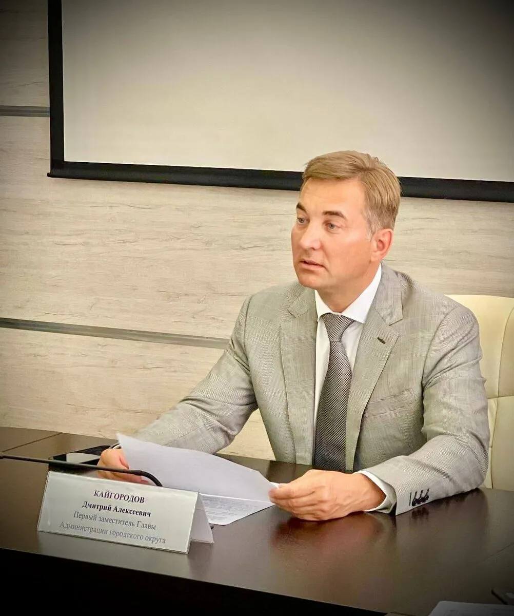 Бывший замглавы Химок Дмитрий Кайгородов задержан по делу об особо крупном мошенничестве сообщает ТАСС Он подозревается по ч 4 ст 159 УК РФ мошенничество в особо крупном размере В ТАСС сообщают что задержание Кайгородова связано с уголовным делом о мошенничестве при выполнении контрактов с муниципальным предприятием ЖКХ Чеховского района По версии следствия руководители муниципального предприятия ЖКХ Чеховского района в 2022 году составили ложные отчеты о выполненных работах связанных с реконструкцией и модернизацией объектов коммунальной инфраструктуры которые затем были направлены в правительство Московской области Помимо этого обвиняемые были уличены в хищении порядка 2 млн рублей у муниципального предприятия в процессе исполнения контрактов на модернизацию котельных Ранее Дмитрий Кайгородов был первым замглавы Дмитрия Волошина Вот это новость к ночи