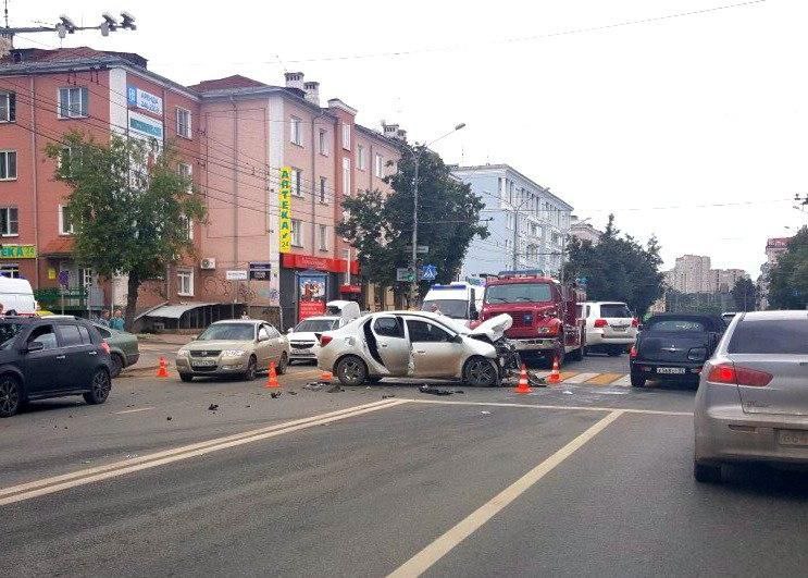 Министерство транспорта Пермского края провело исследование аварийности в Перми и по итогам 2024 года определило десять зон с повышенной опасностью ДТП. Для этих участков ведомством разработан комплекс мер, направленных на повышение безопасности дорожного движения. Так, в перечень опасных участков вошёл перекрёсток улиц Плеханова и Ленина. В предыдущем году здесь было зарегистрировано три дорожно-транспортных происшествия, в результате которых семь человек получили травмы. В связи с этим, городские власти планируют изменить алгоритм работы светофорного регулирования на данном перекрестке. Аналогичные мероприятия будут реализованы и на перекрестке Комсомольского проспекта и ул. Советской, где в шести ДТП погиб один человек и пятеро получили ранения. На пересечении улиц Революции и 25 Октября в четырёх ДТП пострадали четыре человека будет установлен автоматизированный комплекс для фиксации нарушений правил дорожного движения. То же будет сделано и на перекрёстке улиц Луначарского и 25 Октября в 2024 году здесь ранения получили шесть человек . На пересечении ул. Чкалова и Комсомольского проспекта, где за год в авариях ранены четверо, будут внесены изменения в работу светофоров и запланирована масштабная реконструкция. Для повышения безопасности пешеходов на перекрестке улиц Репина и Писарева за год в четырёх ДТП один человек погиб и трое ранены будет создана искусственная неровность. На перекрёстке Якутской и Красноборской четверо пострадавших дооборудуют комплекс автоматической фотовидеофиксации. На пересечении улиц Окулова и Дзержинского в трёх ДТП четыре человека ранены внесут изменения в работу светофоров, а потом займутся реконструкцией перекрёстка. На ул. Куфонина,78 , где за прошлый год пострадали пять человек, установят светофор. На перекрёстке Гамовского тракта и а/д «р. Пыж — Ванюки» установят комплекс фотовидеофиксации. На данном участке за год ранения получили четыре участника движения. Источник ЧП Пермь Прислать новость