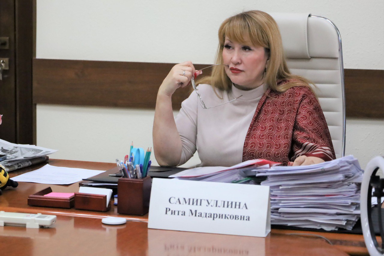 А че так можно было Квартиру за 8 7 миллиона рублей купила администрация для главы Стерлитамакского района Согласно документам закупки жилье для Риты Самигуллиной должно было соответствовать ряду требований площадь не менее 54 квадратных метров дом не старше 2018 года постройки расположение не дальше километра от администрации Также в условиях указано что квартира не должна находиться на первом или последнем этаже должна иметь балкон или лоджию две комнаты чистовую отделку и плиту с духовкой Подпишись на Короче Стерлитамак