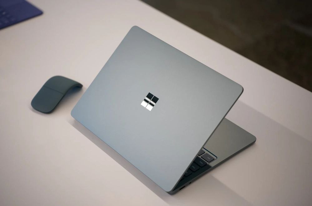 Новый Surface Laptop Microsoft представила обновлённый Surface Laptop с чипом Snapdragon X Plus - 13-дюймовый трудяга с 16 ГБ RAM и скромными 256 ГБ памяти. Главный козырь — 16 часов автономности, но в остальном новинка сделала шаг назад: - Экран 60 Гц без HDR - Нет Windows Hello - Исчез магнитный Surface Connect За базовую версию просят ~75 000 денег