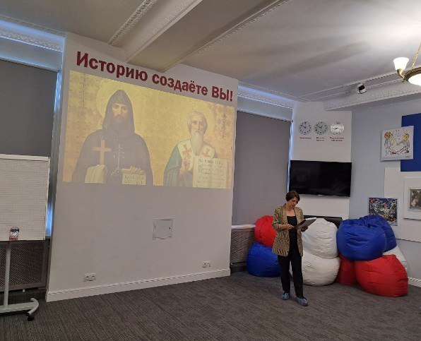 В Лутугинская районная библиотека для детей провела библиотечный урок «Откуда азбука пошла» В преддверии Дня славянской письменности и культуры Районная библиотека для детей муниципального бюджетного учреждения «Лутугинская центральная районная библиотека» в Детском центре провела библиотечный урок «Откуда азбука пошла», на котором присутствовали учащиеся 4-Б класса Лутугинской средней школы №2. Библиотекарь с ребятами совершили путешествие в далекое прошлое Руси, познакомились с первым славянским алфавитом, сравнили его с современным вариантом, расшифровывая слова и предложения, вспомнили названия древних букв, узнали философию древних славян, зашифрованную в азбуке. - Учащиеся прикоснулись к истории дней минувших и вспомнили создателей кириллицы, благодаря которой появился русский язык – прекрасный и могучий, - рассказал библиотекарь.