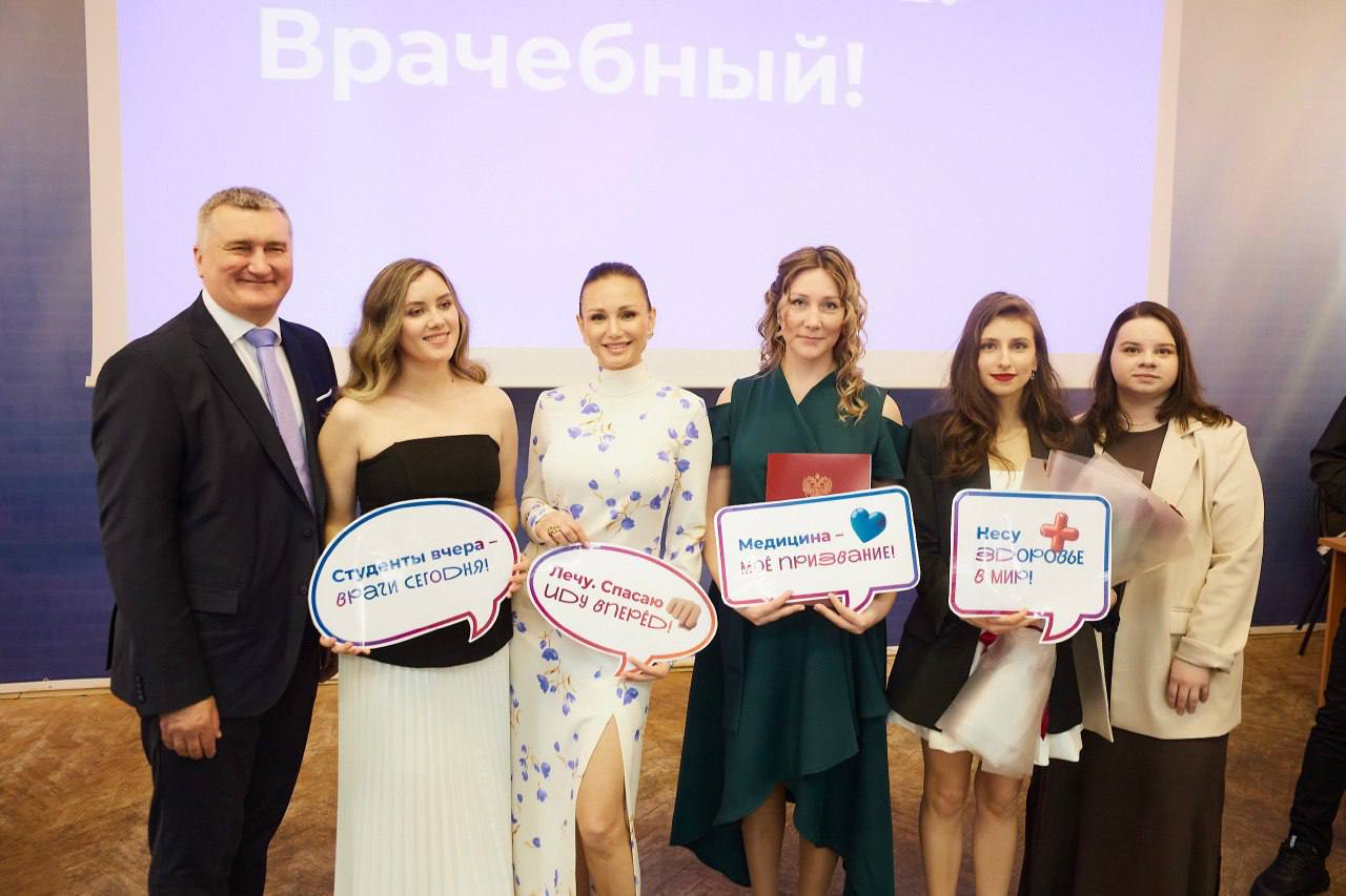 Мурманский арктический университет выпустил первых медиков Сегодня дипломы получили 24 врача-лечебника. Впереди у них аккредитация в новом Аккредитационно-симуляционном центре МАУ, который на этой неделе открыл губернатор Андрей Чибис. «Я искренне верю, что каждый из вас станет хорошим специалистом, опытным медиком, чья работа спасет многие жизни, вернет здоровье тысячам северян. Благодаря поддержке правительства Мурманской области и губернаторскому плану «На Севере – жить!» в регионе действуют более 20 мер соцподдержки медицинских работников. Ждем вас в дружные ряды медиков Кольского Заполярья», – сказал замминистра здравоохранения региона Сергей Чуксеев, приветствуя выпускников. Среди этих мер – единовременное пособие выпускникам, ежемесячная надбавка к должностному окладу, возможность участия в программе «Свой дом в Арктике». При трудоустройстве по квоте – компенсационная выплата от 1 до 3 млн рублей. В Кадровом центре регионального минздрава проконсультируют по вакансиям и соцподдержке, получению служебного жилья, целевому обучению в ординатуре с трудоустройством в наши медучреждения. «Сегодня важный день не только для выпускников, но и для нас. Мы смогли достойно завершить полный цикл образовательного процесса по направлению «Лечебное дело». Всё это состоялось благодаря беспрецедентной поддержке правительства Мурманской области, которое с 2022 по 2025 год направило более 120 млн рублей на создание материально-технической базы для обучения врачей. С гордостью несите звание выпускника Мурманского арктического университета», – отметила и.о. ректора МАУ Мария Князева и пожелала ребятам успешной профессиональной реализации. Больше половины сегодняшних выпускников готовятся к поступлению в ординатуру. В Мурманске такая возможность появится в 2026 году на базе Медико-биологического института МАУ. Сергей Зенкин.