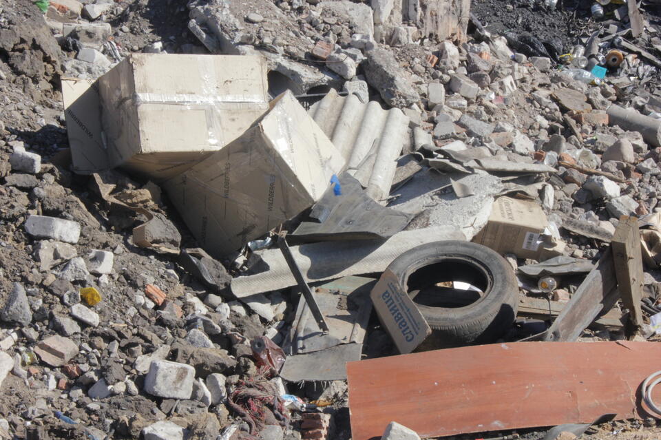 Природоохранная прокуратура организовала проверку информации о приостановке работы мусоросортировочного завода в городе Чите Амурская бассейновая природоохранная прокуратура оценивает действия и решения организации которая эксплуатирует объект по переработке отходов включая соблюдение законодательства в сфере обращения с отходами производства и потребления В случае выявления нарушений будет принято соответствующее прокурорское реагирование Завод который был построен в 2012 году и начал работу в 2022 м с октября 2025 года не принимает отходы и работает с перебоями что вызывает серьезные вопросы у надзорных органов и депутатов региона учитывая значительный объем образующихся отходов в крае ZAB RU Проголосовать