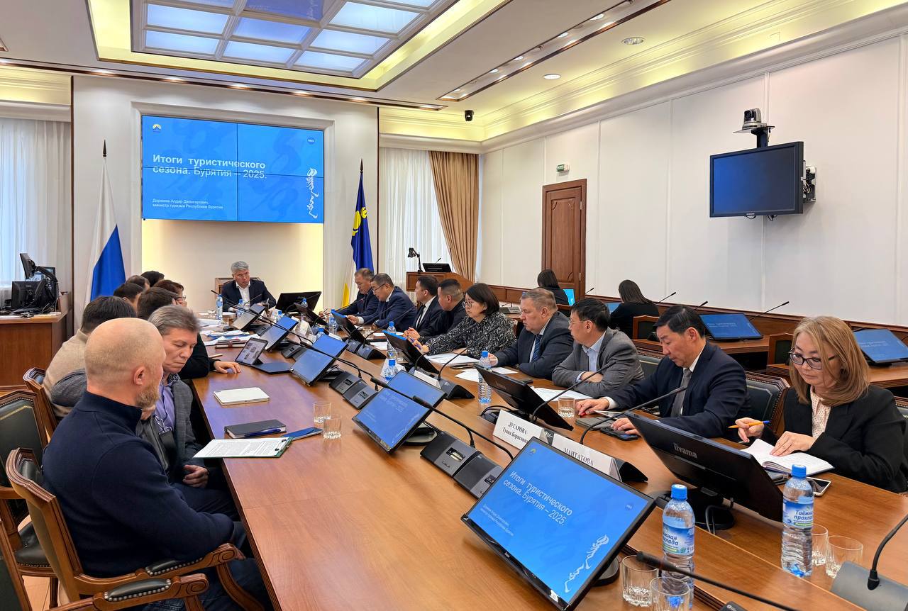 Состоялось заседание Совета по развитию туризма при Главе Республики Бурятия На Совете были подведены предварительные итоги туристического сезона 2025 обсуждены ключевые достижения вызовы и перспективы развития отрасли Министр туризма Республики Бурятия Алдар Доржиев представил информацию о ключевых тенденциях развития туристической отрасли За январь сентябрь республику посетили 529 5 тыс туристов прирост на 3 7 по сравнению с соответствующим периодом 2024 года Рост турпотока напрямую отразился на экономике региона объем платных услуг вырос на 105 9 составил 4 01 млрд руб налоговые поступления в бюджет республики выросли на 107 8 составили 209 3 млн руб  Важную роль в повышении привлекательности Бурятии сыграли меры государственной поддержки Благодаря грантам в рамках нацпроекта Туризм и гостеприимство в 2025 году заработали новые модульные гостиницы кемпинги круглогодичные бассейны Появились новые элементы благоустройства экологические тропы смотровые площадки въездные группы и беседки Также в 2025 году открылись новые магниты притяжения самая длинная тропа Дальнего Востока Тропа Здоровья в Улан Удэ почти 21 км 5 участков троп стартовала подготовка к 300 летию Кяхты исторического центра столицы Великого Чайного пути запущена архитектурная подсветка в центре города установлены новые арт объекты приобретены мобильные павильоны фонарные столбы скамейки активизировано использование объекта культурного наследия Ряды гостинодворские как площадки для творчества Начало работ в 2026 году Обсуждены и ключевые направления деятельности Министерства по реализации проекта Пять морей и озеро Байкал уже выделено 215 млн рублей на инфраструктуру начало работы новой системы регионального государственного контроля в сфере туризма легализация средств размещения сегодня в республике 322 объекта вошли в Единый реестр классификации в сфере туристской индустрии Актуальные вопросы турбизнеса были рассмотрены Глава Республики Бурятия Алексей Цыденов по итогам Совета дал ряд поручений направленных на дальнейшее укрепление туристского потенциала региона