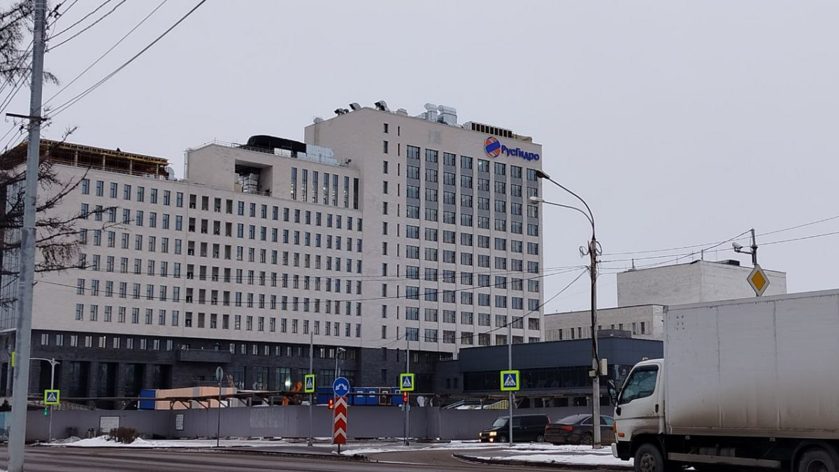 «Русгидро» планирует завершить переезд в Красноярск к 1 июля Для работников купили офис на Театральной площади почти за 2 млрд рублей и несколько сотен квартир. В Сибирь переедут 1,5 тысячи человек! Напомним, перевезти центральный офис в Красноярск компании предложил Владимир Путин в начале 2024 года. По мнению Президента России, структуры, которые не являются федеральными органами власти, должны находиться в том регионе, где складывается их основная работа. «Красноярск — географический центр страны и его необходимо развивать», – подчеркнул глава государства. Вся Сибирь Подписаться Анастасия Василькова #новости #Красноярскийкрай