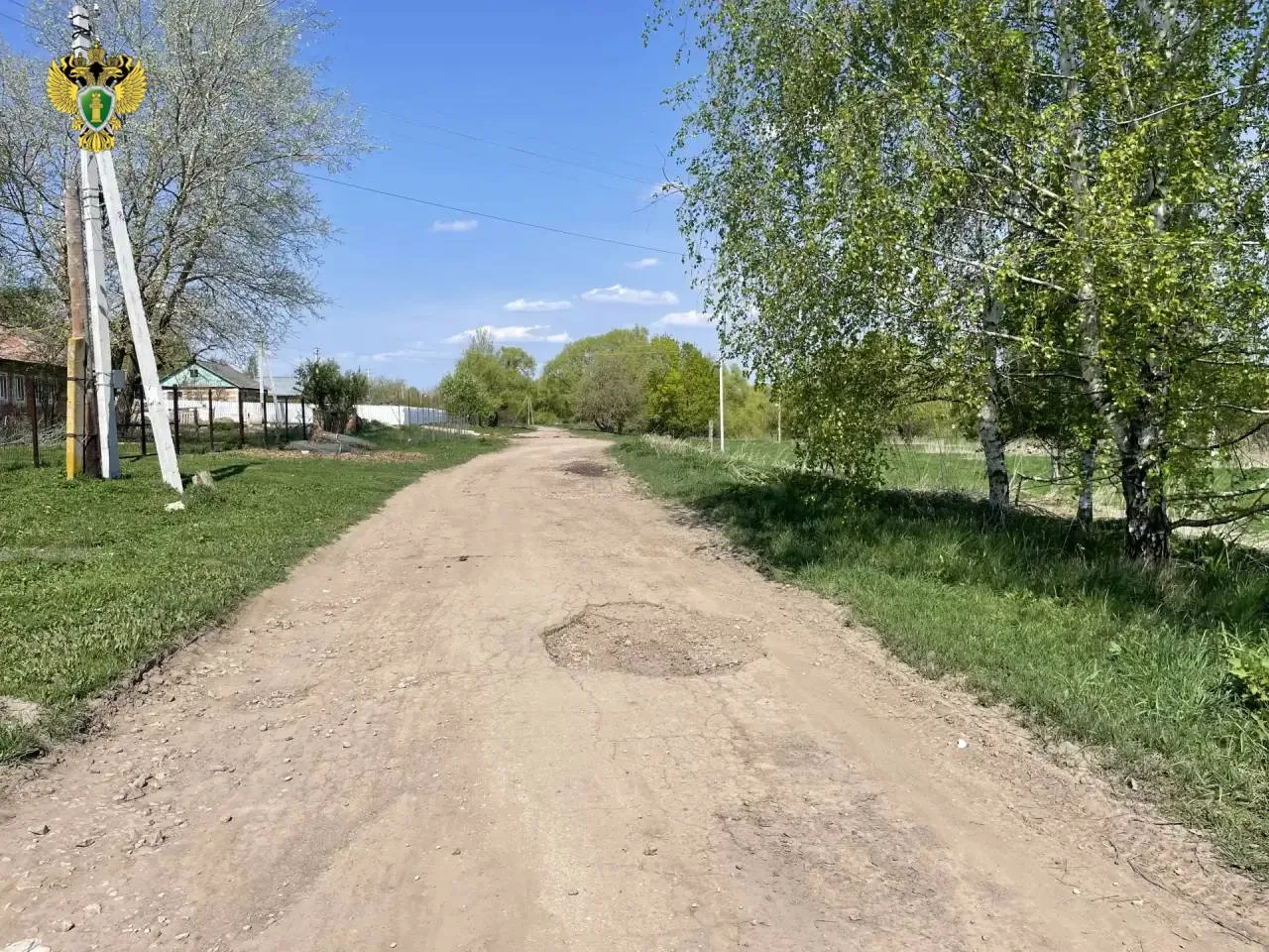 В Тепло Огаревском районе прокуратура выявила нарушения закона при содержании автомобильной дороги  Прокуратура Тепло Огаревского района провела проверку исполнения законодательства о безопасности дорожного движения об автомобильных дорогах и дорожной деятельности Установлено что администрация МО Волчье Дубравское не обеспечила надлежащее техническое состояние участка автомобильной дороги по улице Советской в селе Волчья Дубрава Это привело к образованию повреждений дорожного полотна в виде ям и выбоин которые создают угрозу безопасности для участников дорожного движения В целях устранения выявленных нарушений в адрес главы администрации внесено представление Исполнение требований находится на контроле прокуратуры Канал прокуратуры Тульской области в МАХ