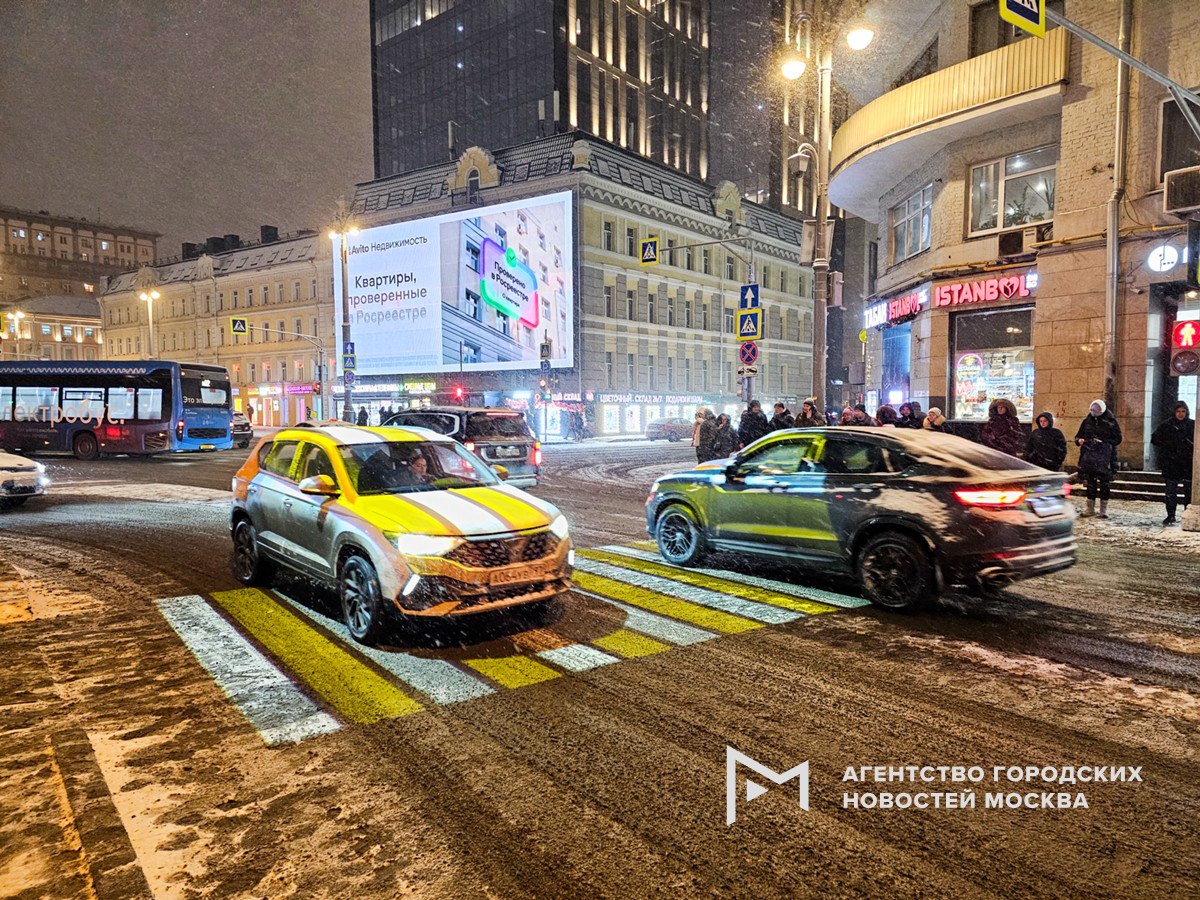 Больше 2200 новых пешеходных переходов обустроили в Москве за последние 7 лет. До конца этого года в столице организуют около 300 переходов, почти половина из них уже готова, рассказал Сергей Собянин. Также в 2025 году в рамках эксперимента внедрили проекционные пешеходные переходы в деревне Пучково в Новой Москве, на Автозаводской улице и на Грузинском Валу. Они позволяют водителям заранее заметить пешеходов даже в условиях плохой видимости. При этом у москвичей есть возможность обратиться с предложением, как улучшить транспортную ситуацию в районе, к куратору ЦОДД. «Москва»