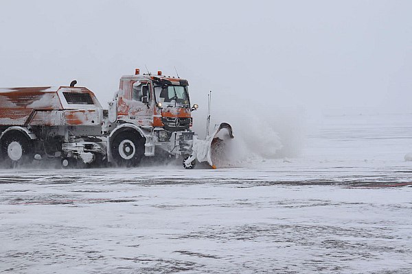 Летевший из Москвы в Астану самолет совершил посадку в Омске Самолет который летел из Москвы в Астану совершил посадку на запасном аэродроме в Омске из за сильного ветра и метели в столице Казахстана Об этом сообщает ТАСС со ссылкой на данные пресс службы международного аэропорта Астаны По данным пресс службы сегодня в период с 13 30 до 14 10 11 10 12 10 мск в районе аэропорта прошел циклон сопровождавшийся резким ухудшением погодных условий и снижением видимости до порядка 200 м В указанный промежуток времени изменения в расписании затронули два рейса По рейсу Москва Астана экипажем было принято решение об уходе на запасной аэродром в Омске говорится в сообщении Еще один рейс в Алма Ату задержан в столичном аэропорту в ожидании погодных условий для вылета добавили в пресс службе aviaru net n290830