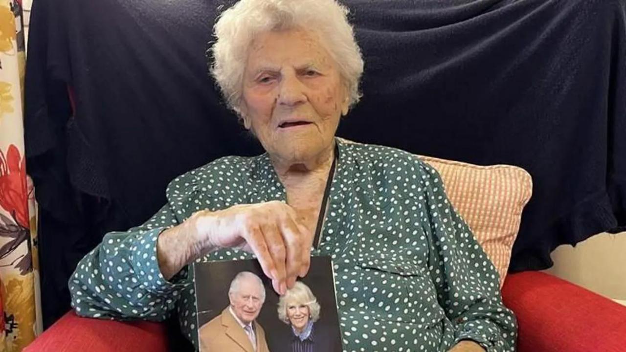 Сегодня свое 116 летие празднует британка Этель Катерхэм Она старейший человек на планете Этель Катерхэм жительница дома престарелых в Лайтвотере Суррей отпраздновала 116 й день рождения Она считается старейшим человеком на планете с апреля этого года когда умерла бразильская монахиня сестра Ина Канбарро Лукас в возрасте 116 лет Катерхэм родилась 21 августа 1909 года она последняя живущая подданная короля Эдуарда VII На ее 115 летие в 2024 году правнук Эдуарда нынешний монарх Чарльз III прислал ей поздравительную открытку Этель появилась на свет за три года до крушения Титаника и за восемь лет до Октябрьской революции пережила обе мировые войны Она была второй младшей из восьми детей в семье выросла в Тидворте Уилтшир В юности работала гувернанткой в Индии затем жила с мужем Норманом подполковником британской армии в Гонконге и Гибралтаре В заявлении ее дома престарелых говорится Этель и ее семья благодарны за все добрые слова и внимание проявленные к ней в день ее 116 летия Этель проведет этот день спокойно в кругу семьи чтобы отпраздновать его в своем ритме Спасибо за поздравления в этот особенный день Самым старым человеком за всю историю чей возраст подтвержден документально остается француженка Жанна Луиза Кальман Она умерла в 1997 году в возрасте 122 лет и 164 дней Задонатить Косе Подписаться Вступить в комьюнити
