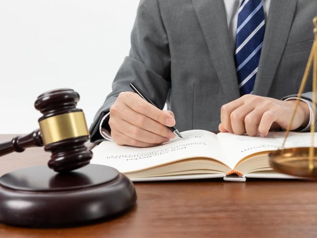 Долг Volkswagen перед нижегородским автозаводом вырос на 1 5 млрд руб Арбитражный суд Нижегородской области увеличил на 1 5 млрд руб долг Volkswagen за разрыв соглашений с ГАЗом о контрактной сборке машин и поставках комплектующих по иску кредитора АО Камея Представитель Камеи Артем Казанцев рассказал в суде что взыскать с ответчика 16 9 млрд руб и 40 тыс не удалось Обеспечительные меры на российские активы должника сняты имущество автоконцерна не реализовано На торги также не попали товарные знаки и другие объекты интеллектуальной собственности ответчика пишет Ъ Приволжье Кредиторы попросили суд увеличить размер задолженности немецкой компании еще на 9 8 млрд руб из них пока удовлетворили 1 5 млрд руб Напомним летом 2024 г суд удовлетворил иск НАЗ бывший ГАЗ постановив взыскать с VW 16 9 млрд руб убытков 40 тыс евро долга В 2025 г Нижегородский автомобильный завод переуступил требования в пользу АО Камея Деловой квартал НН