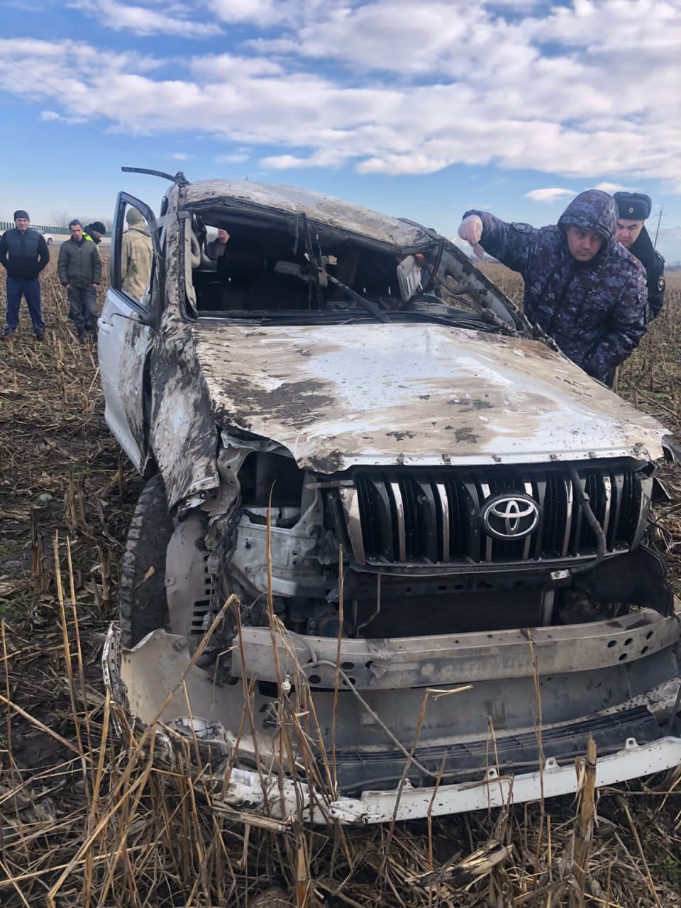 Женщина и двое детей пострадали в ДТП на трассе Владикавказ-Ардон.  По предварительным данным МВД, 42-летняя водитель "Тойоты" не справилась с управлением. Машина вылетела с трассы и перевернулась.  В результате ДТП женщина и двое ее несовершенных пассажиров 2018 и 2020 годов рождения с травмами различной степени тяжести были доставлены в больницы Владикавказа.    Вести Алания