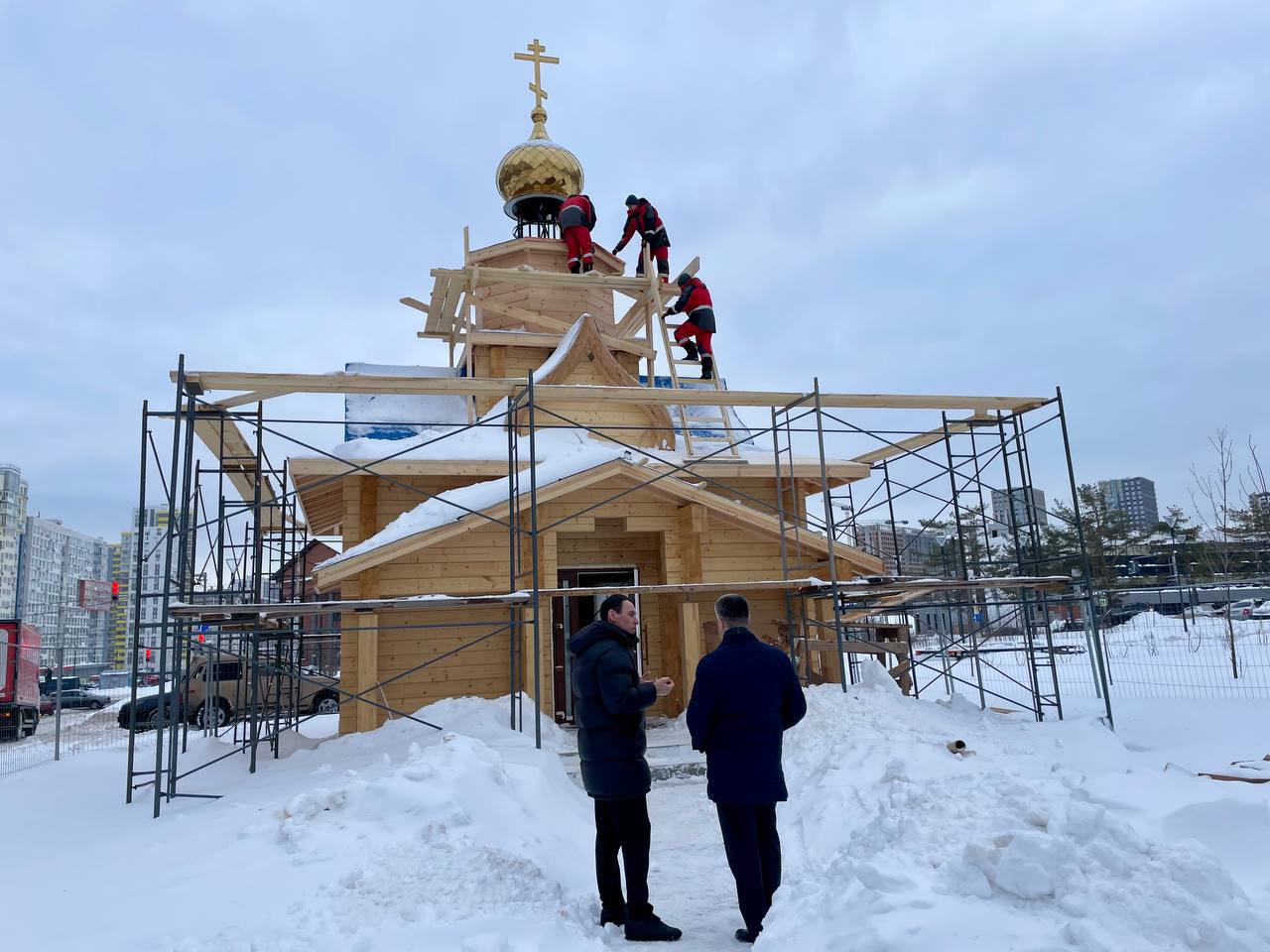 Храм святых равноапостольных Кирилла и Мефодия готовится к торжественному открытию  В настоящее время продолжается установка фальцевой кровли. Уже доставлена главная икона, привезённая из Москвы, она была выполнена на заказ. В ближайшее время икона будет освящена и установлена в храме.  Глава Октябрьского района сообщил, что торжественное открытие храма состоится в этом году. Ранее сообщалось, что событие запланировано на январь.